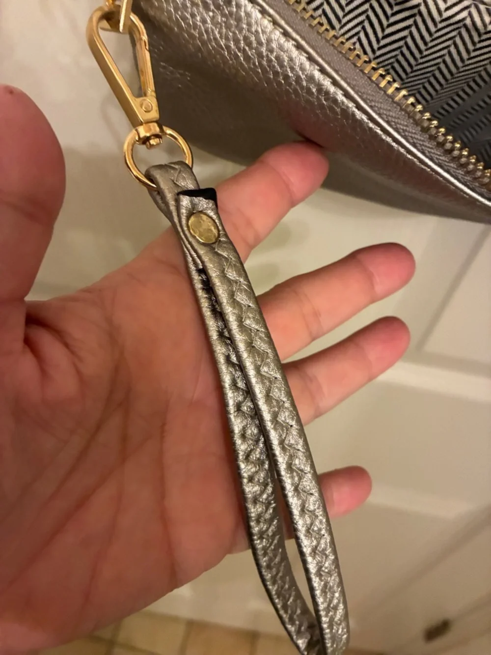 Metallic Silver Pebbled Crossbody Bag‎ with Detachable Strap